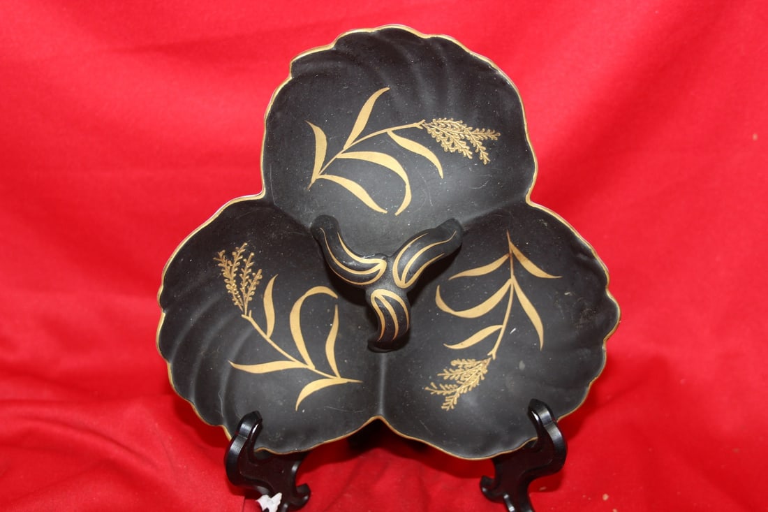 A Golden Suzuki Porcelain Dish: approximately 7 inches across