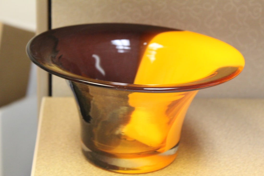 Artglass Bowl: 8 5/8" in diameter
