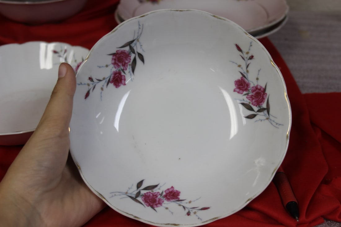 Set of Two Chinese Export Bowl: 7 inches in diameter each