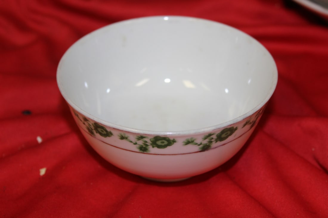 A Chinese Export Bowl: 4 1/2" in diameter