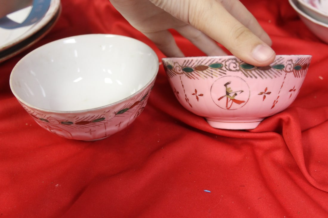 Lot of Two Chinese Export Bowls: 4 5/8" in diameter