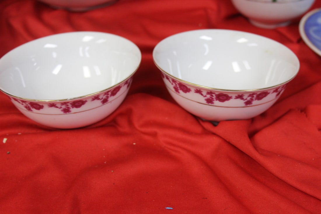 Lot of Two Chinese Export Bowls: 4 1/2" in diameter