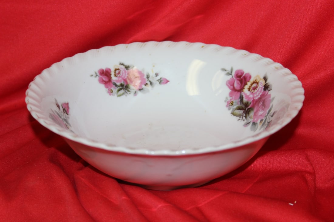 A Chinese Export Bowl: 8" in diameter