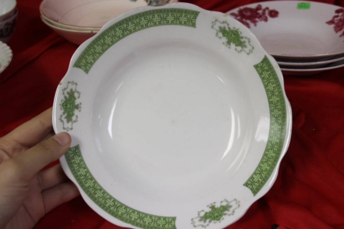 A Chinese Export Soup Bowl: 7 7/8" in diameter