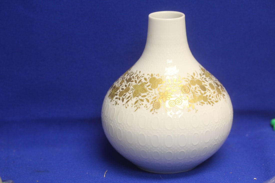 Rosenthal Porcelain Vase: Studio line Rosenthal quatre couleurs Bjorn Wiinblad Vase - 6 1/8" tall