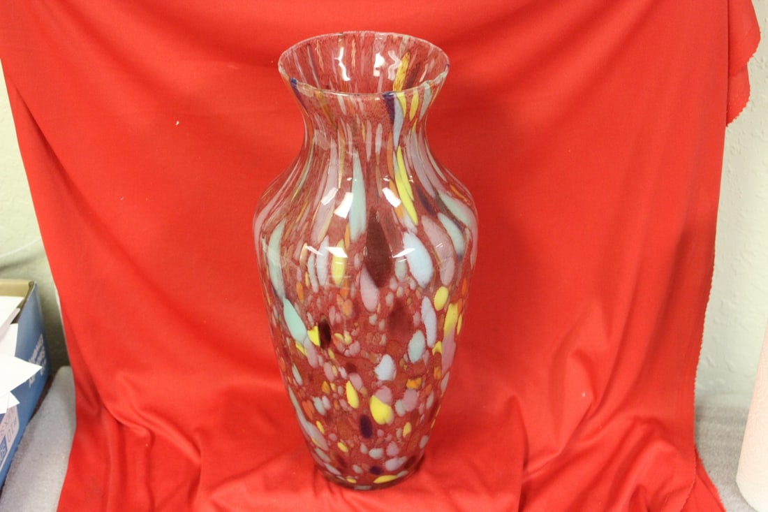 An Art Glass Vase: 15" tall