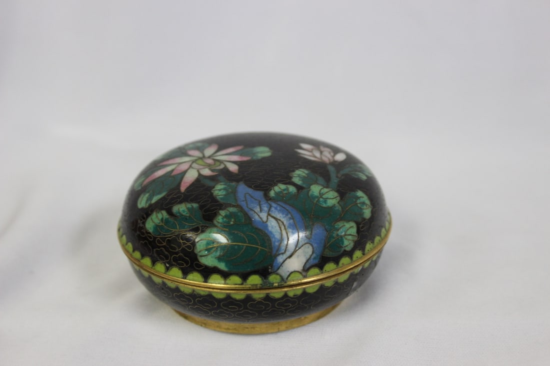 A Chinese Cloisonne Round Box: 3 1/8" in diameter