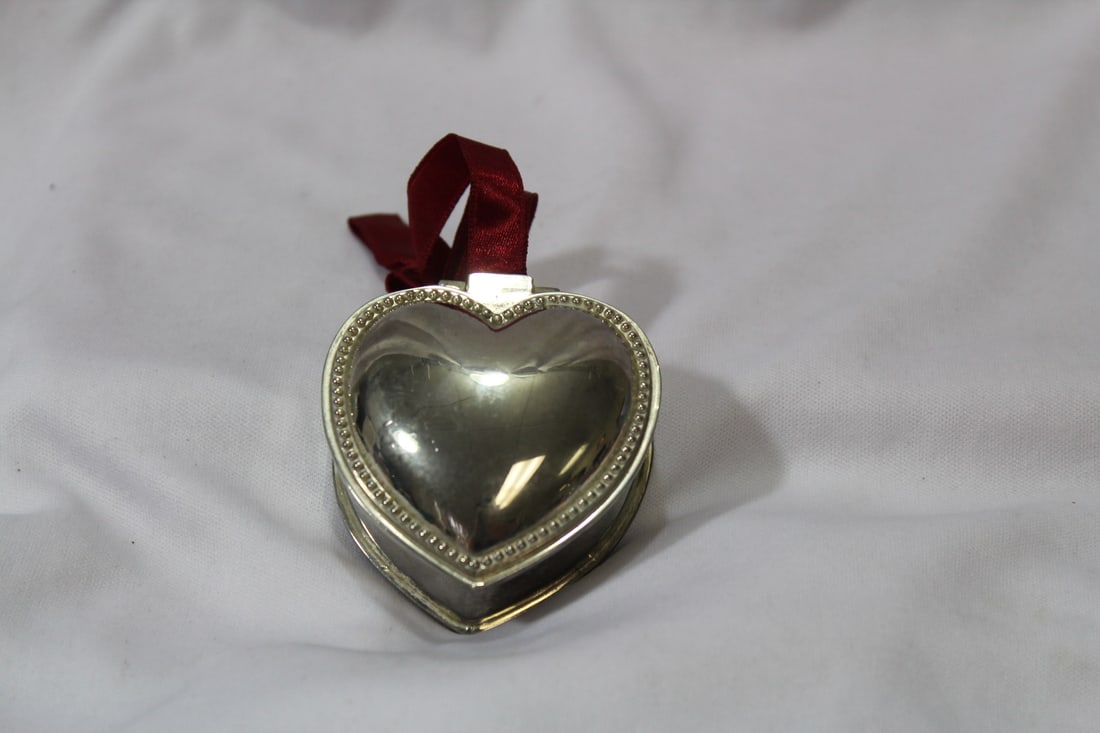 A Heart Shape Metal Trinket Box: 2 1/4" in diameter
