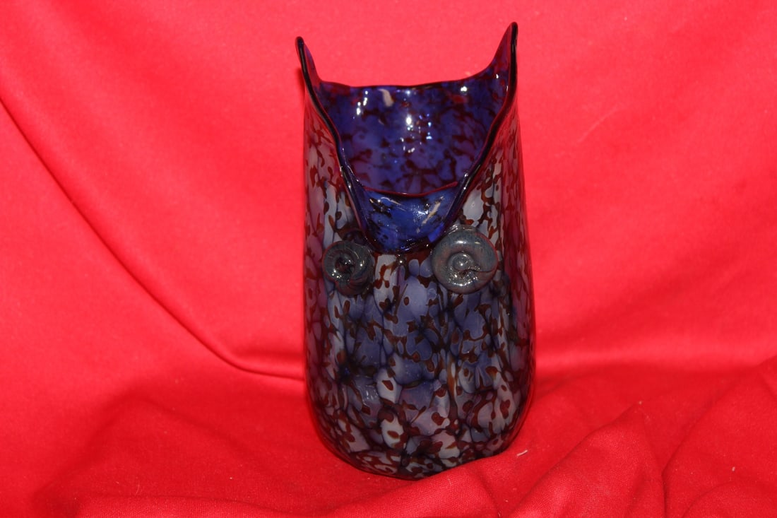An Art Glass Owl: 6 1/4" tall