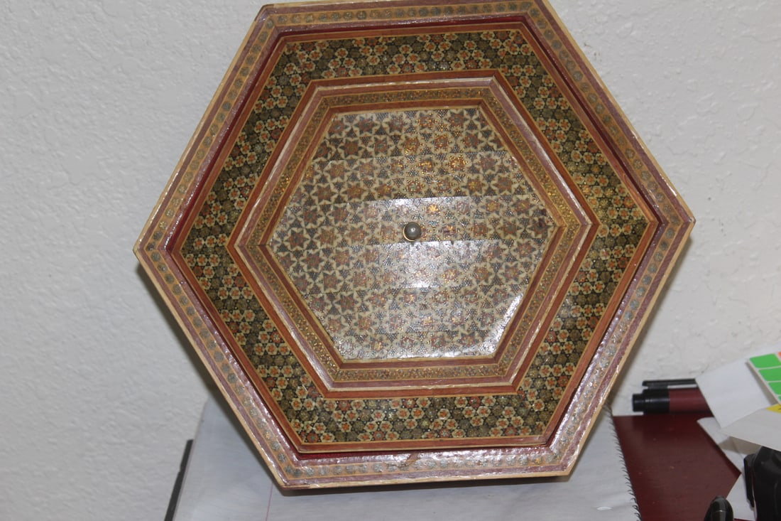 Septagon Inlaid wood Box: beautifully done - 9 7/8" in diameter