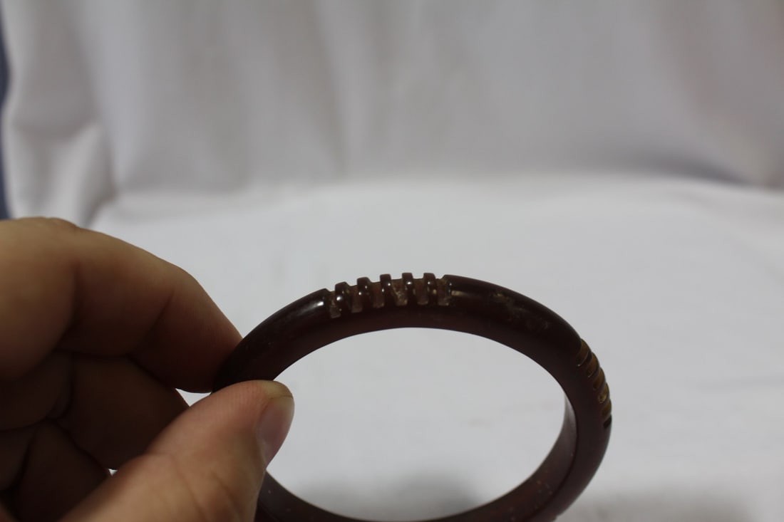 A Bakelite Bangle Bracelet - 2