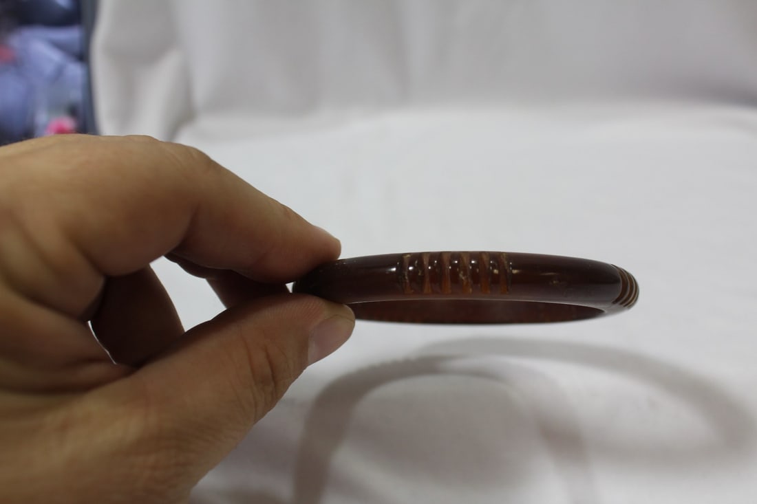 A Bakelite Bangle Bracelet - 3