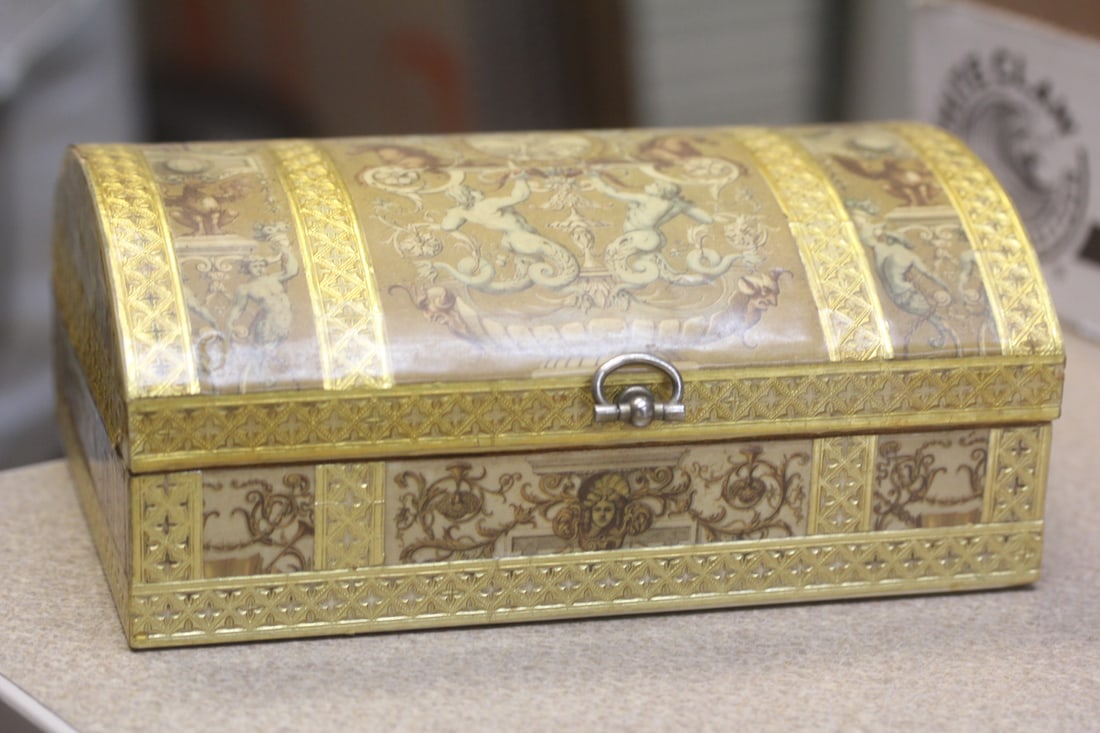 Laminated Wooden Box: beautifully designed - 7 5/8" across