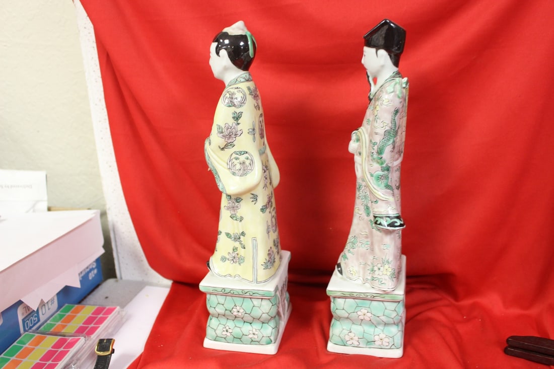 Two Chinese Figurines - 4