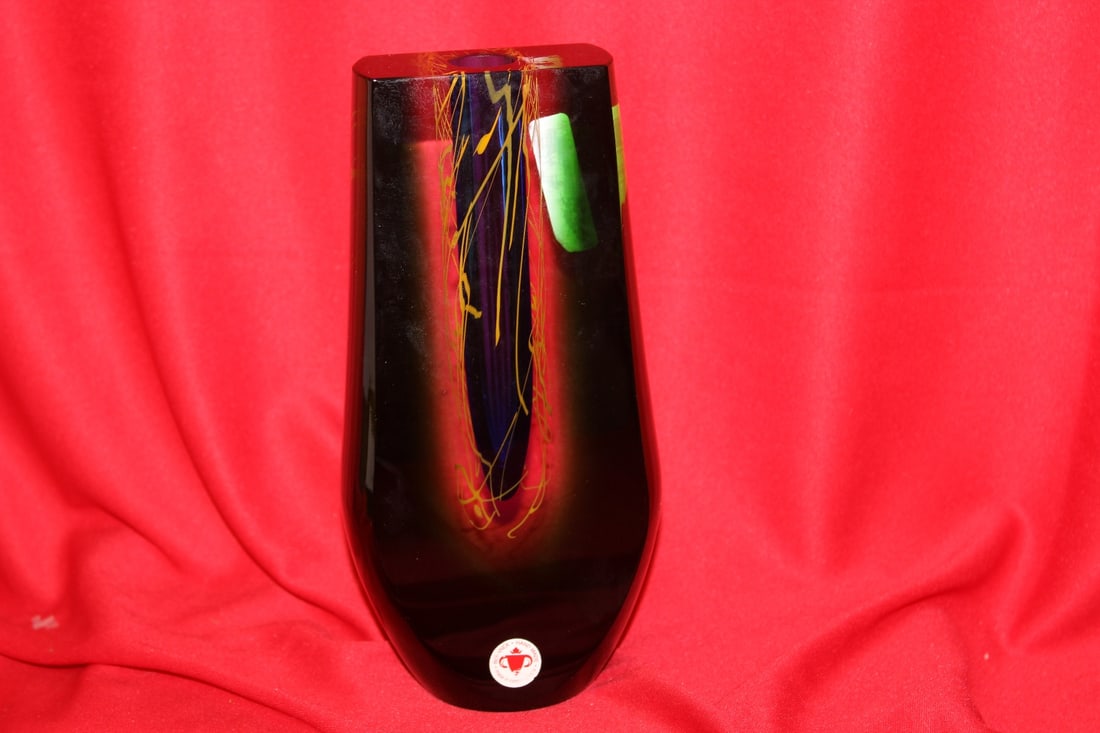 A Baranek Family Art Glass Vase: beautiful - please note: one little fleabite on the side as shown - exceptional quality - 8inches tall