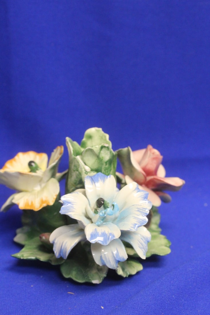 A Ceramic Capodimonte Flower - 4