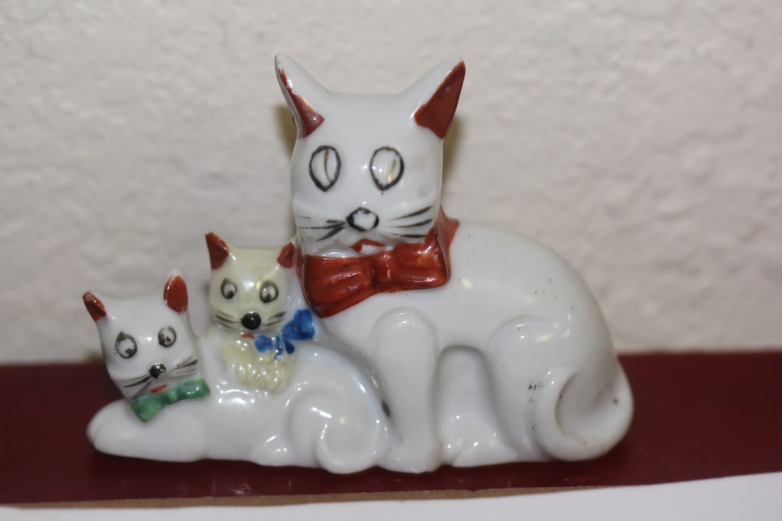 Occupied Japan Cat and Kittens: 3 1/4" across - please note: chip on one ear as shown