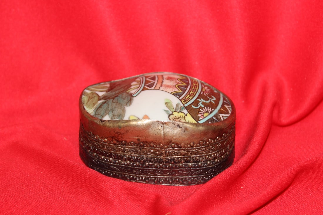 A Vintage Chinese Ceramic Top Trinket Box: 3 1/2" in diameter