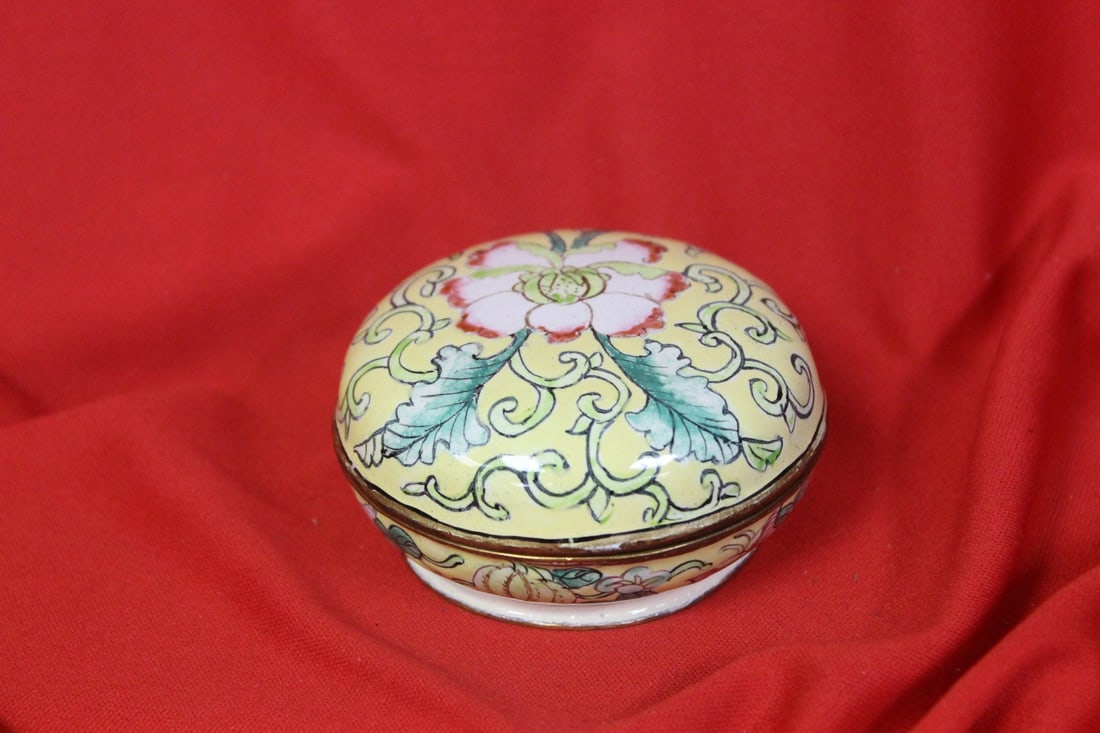 A Chinese Enamel Trinket Box: 2 3/4" in diameter