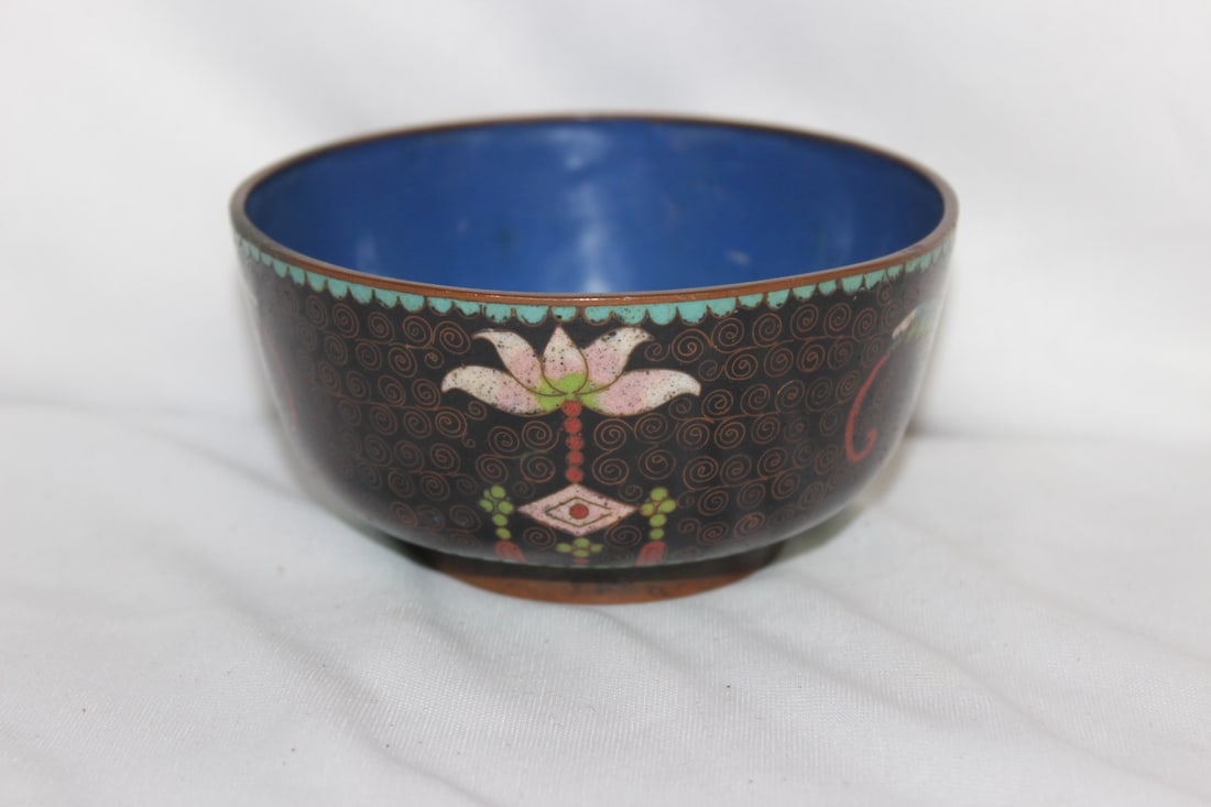 An Enamel/Cloisonne Chinese Bowl: 4 1/4" in diameter