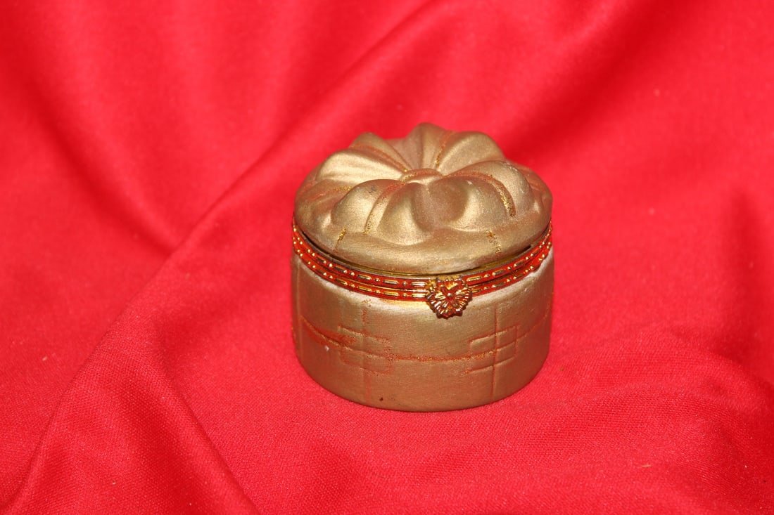 A Ceramic Trinket Box: 2 3/8" across