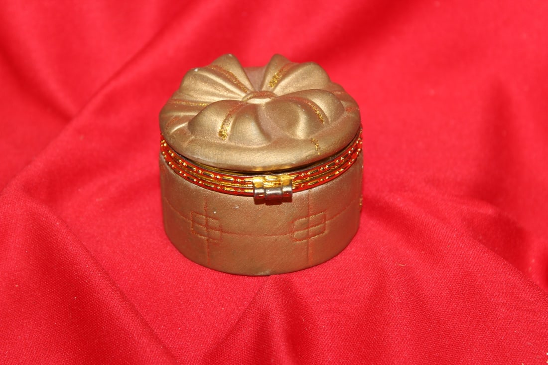 A Ceramic Trinket Box - 3