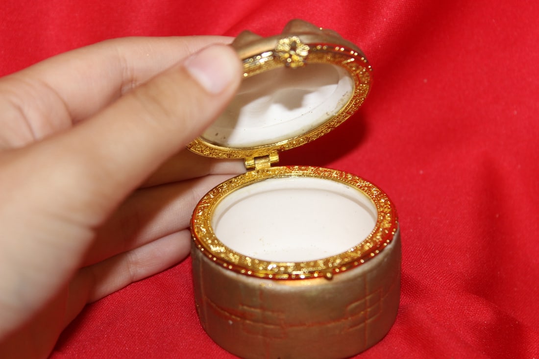 A Ceramic Trinket Box - 4