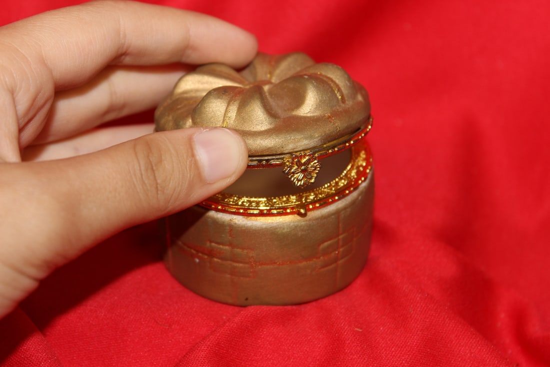 A Ceramic Trinket Box - 5