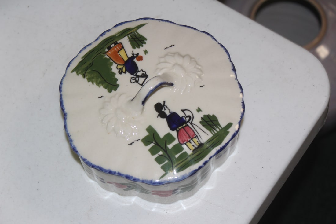 Ceramic Amish Motief Container: with lid - 6 inches in diameter