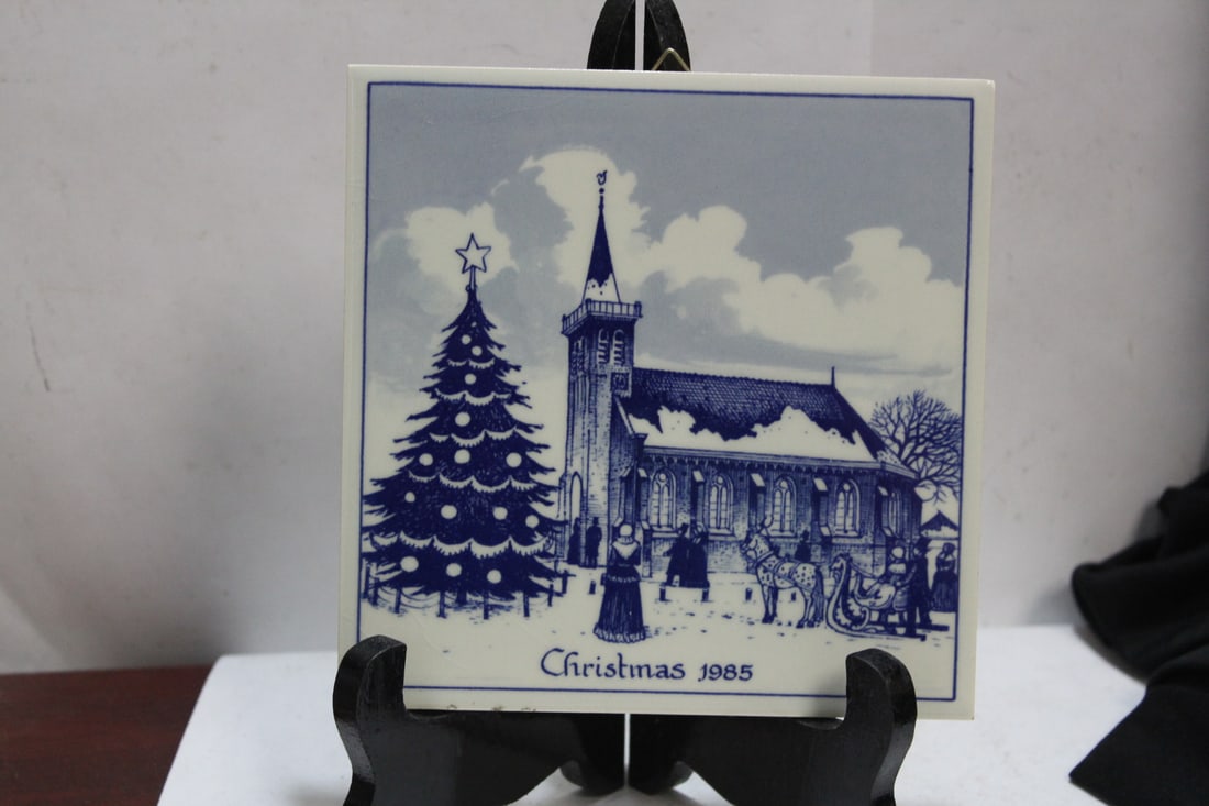 A Delft Tile - Christmas 1985: 5 7/8" square