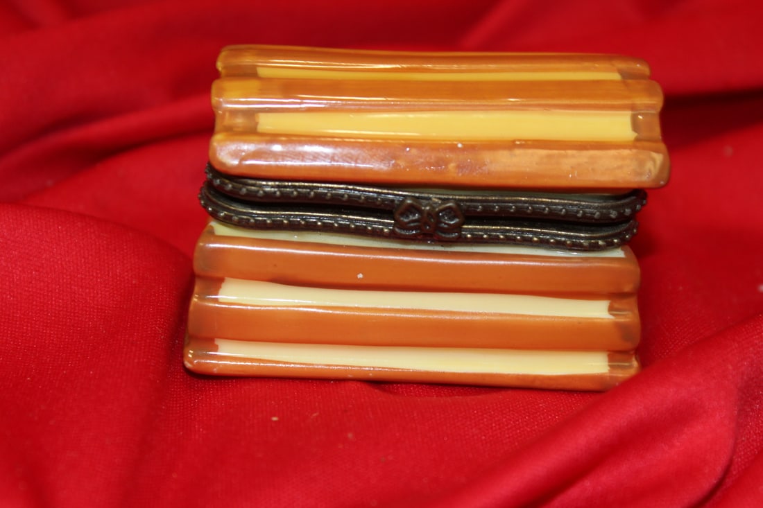 A Dome Shape Trinket Box: 2 3/4" across