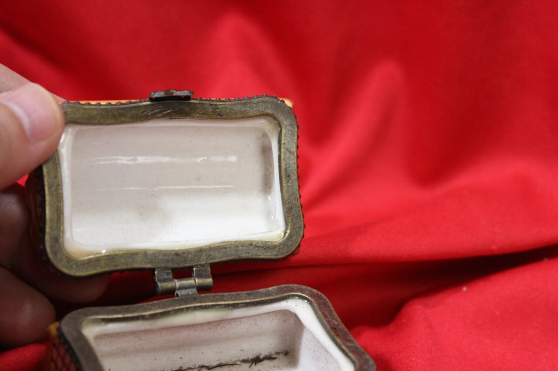 A Dome Shape Trinket Box - 4