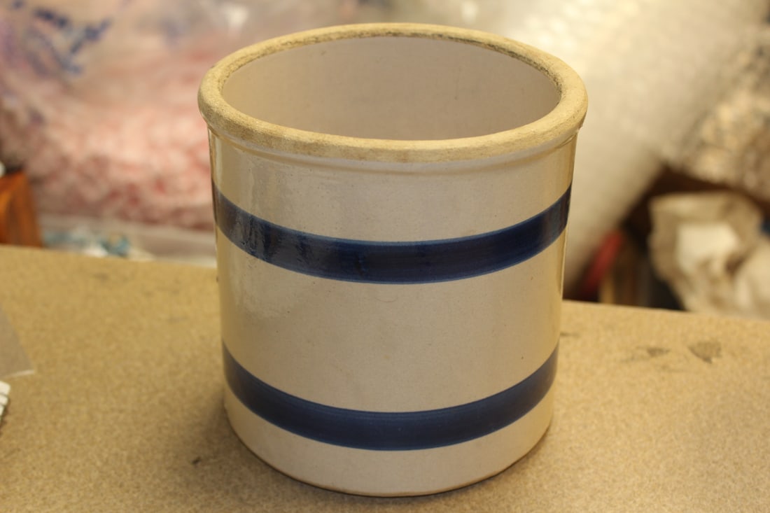 Roseville Pottery Container: 6 inches tall