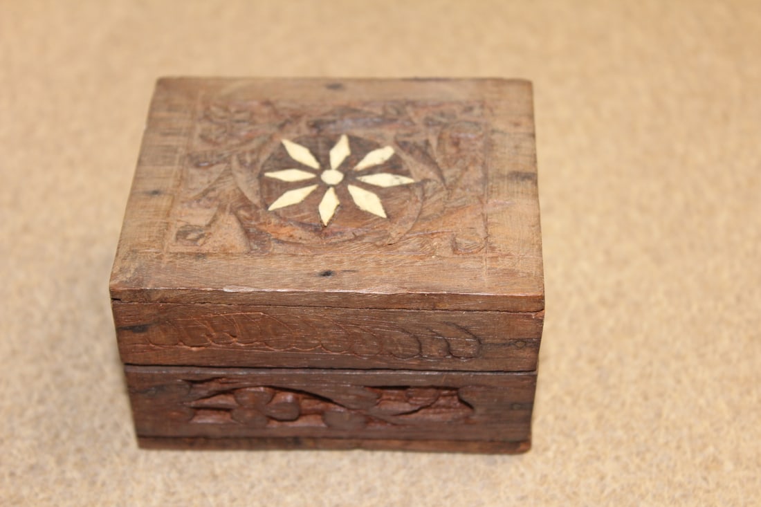 Small Inlaid Carved Wooden Trinket Box: 3 inches wide
