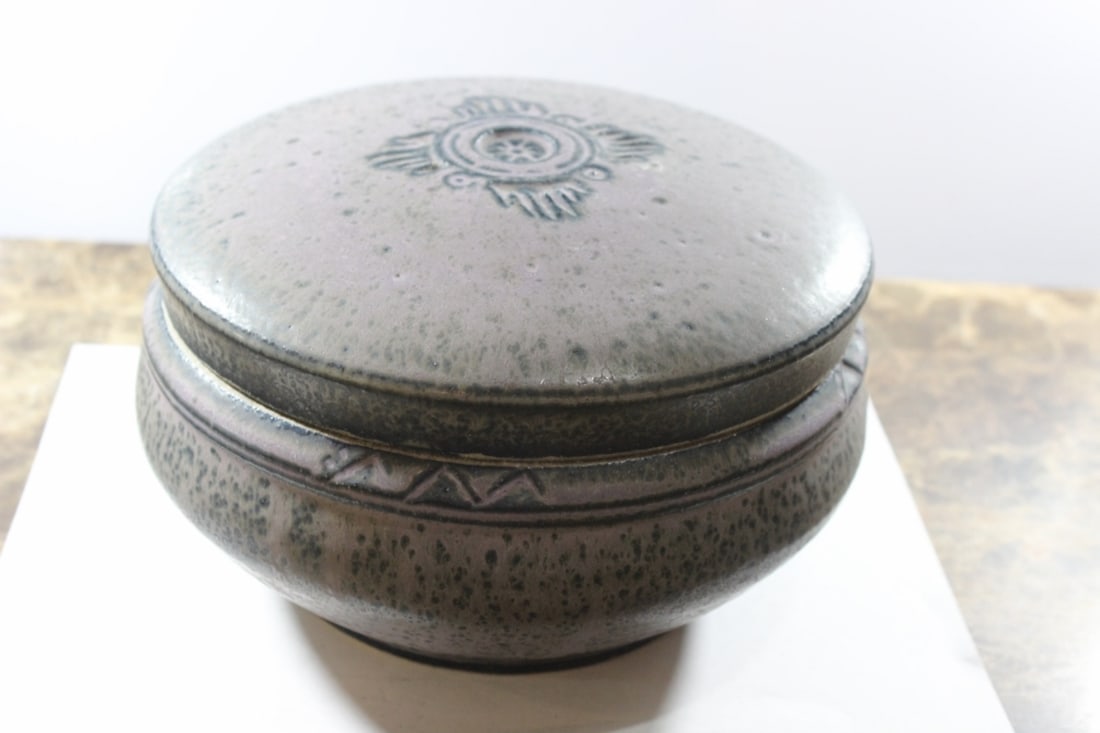 A Marked RT Pottery Jar: 8" in diameter