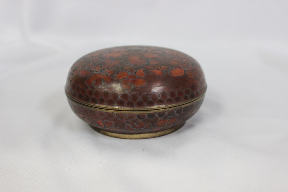 A Chinese Cloisonne Box: vintage - 3 inches in diameter
