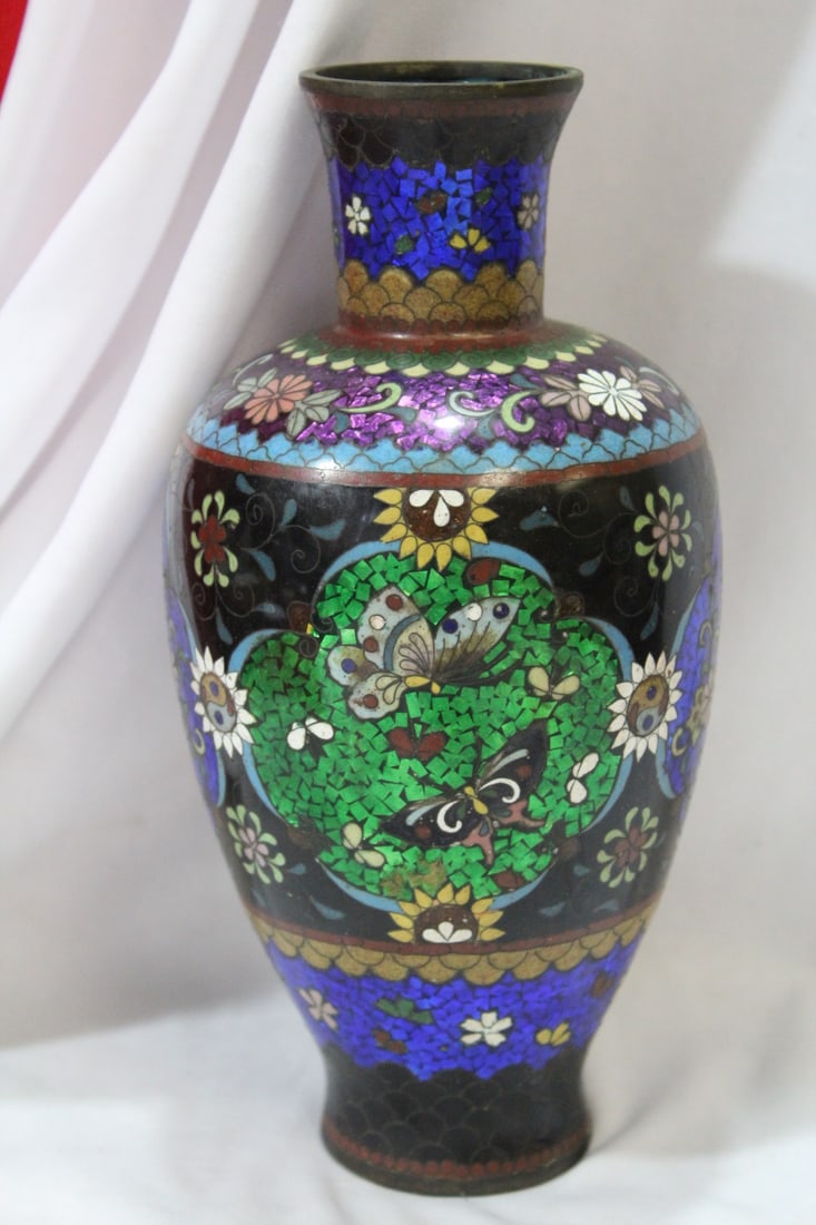 An Antique Japanese Ginbari Cloisonne Vase: 7 7/8" tall - 19th century