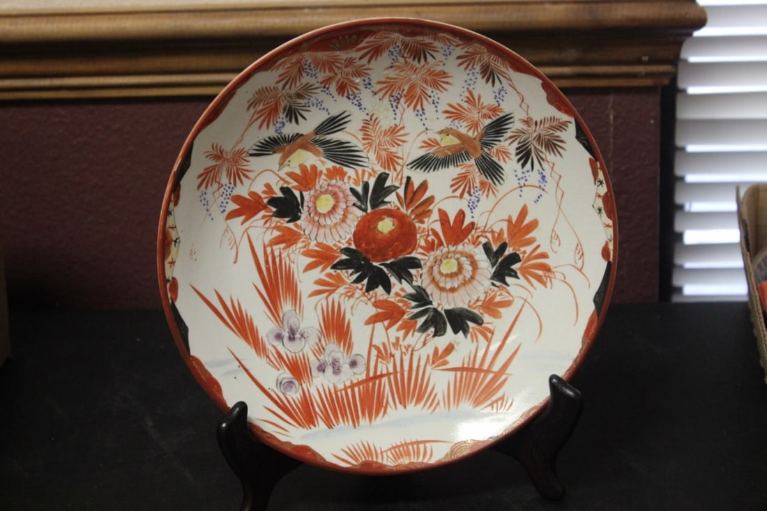 A Japanese Kutani Plate: Early to mid 20th century - 9 3/8" in diameter