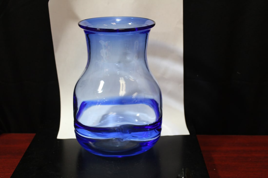 An Artglass Vase: 7 1/2" tall