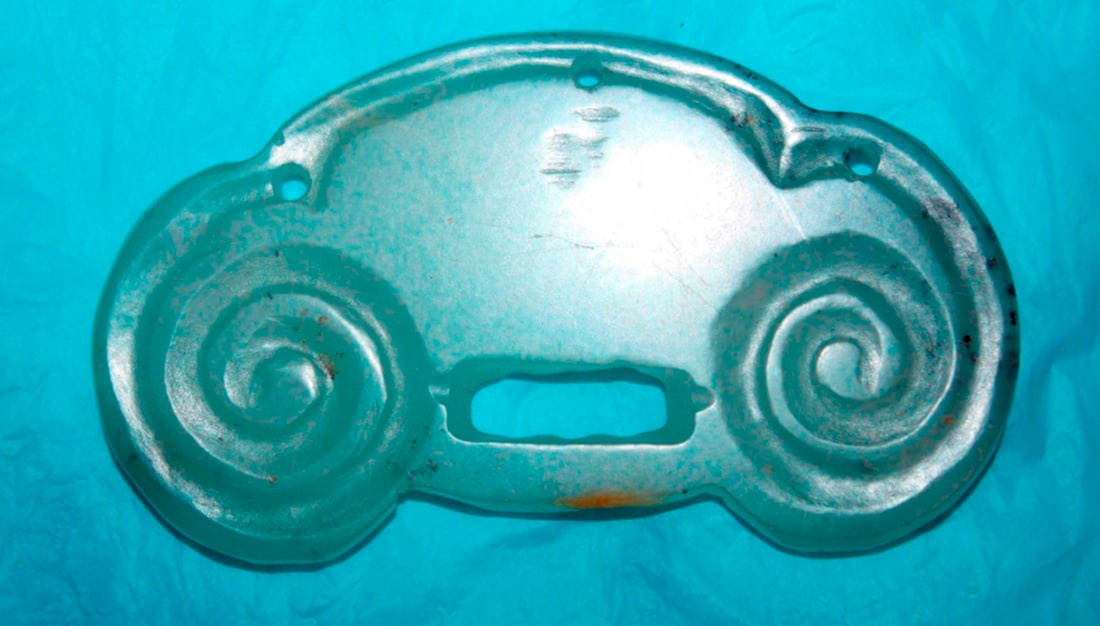 Carved White Jade Lock Pendant: Circa early 20th century. Measures 3" long.