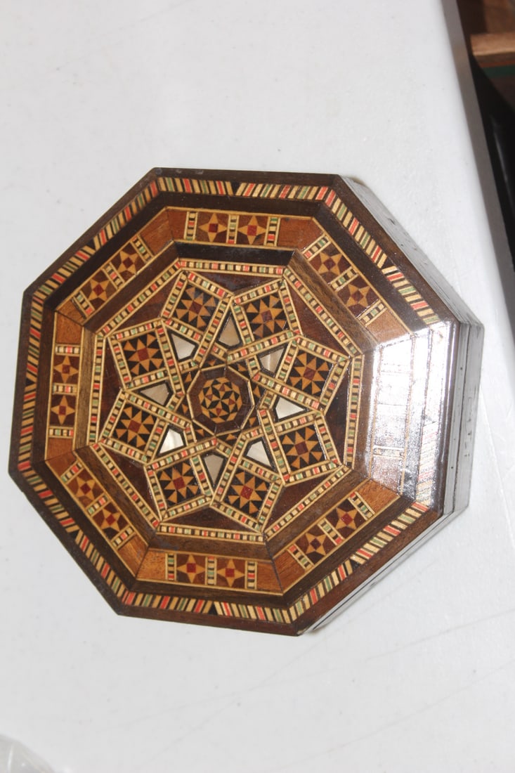 Inlaid Octagon Wooden Box: beautifully done - 7" in diameter