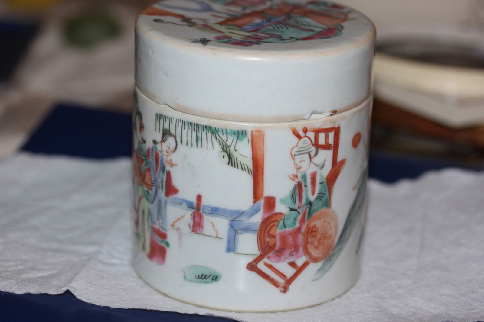 Chinese Famille Rose Porcelain Cylinder Box: 19th Century - 4" tall and 3 1/2" diameter. - Please note photographs for condition.