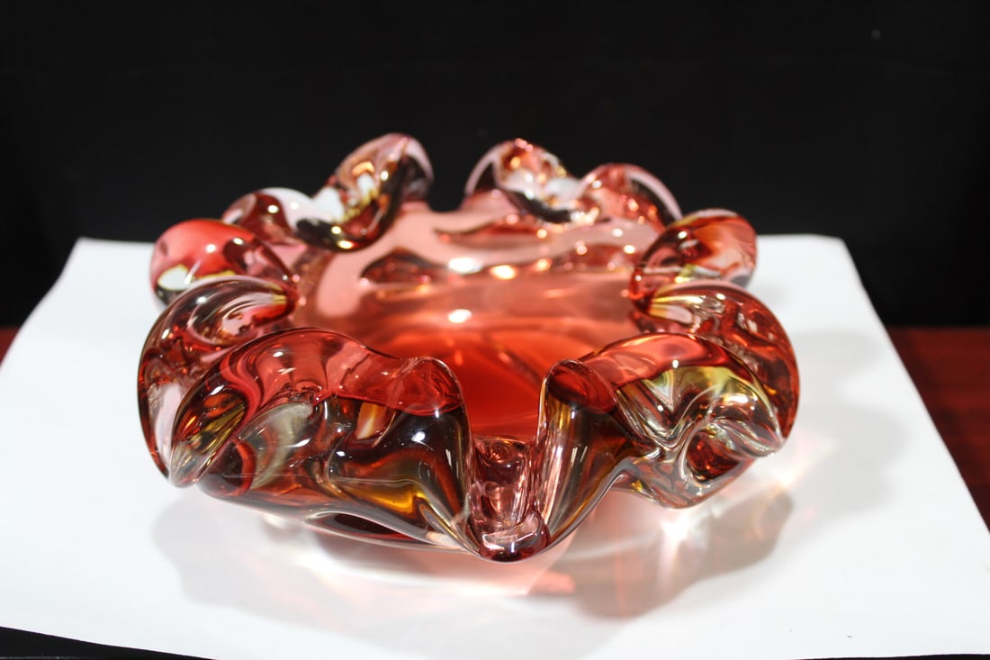 An Artglass Bowl: 6 3/4" in diameter