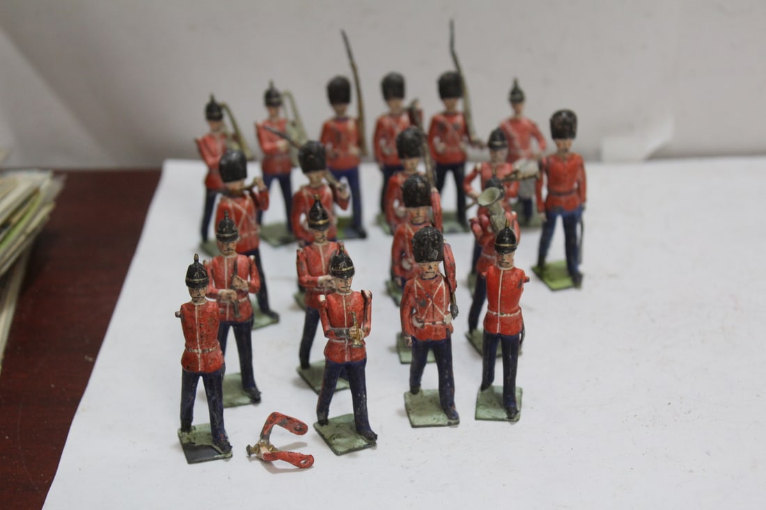 Lot of 19 Metal Soldiers: made in England - hand moves - two of the soldiers either missing or damamged arms - 2 1/2" tall