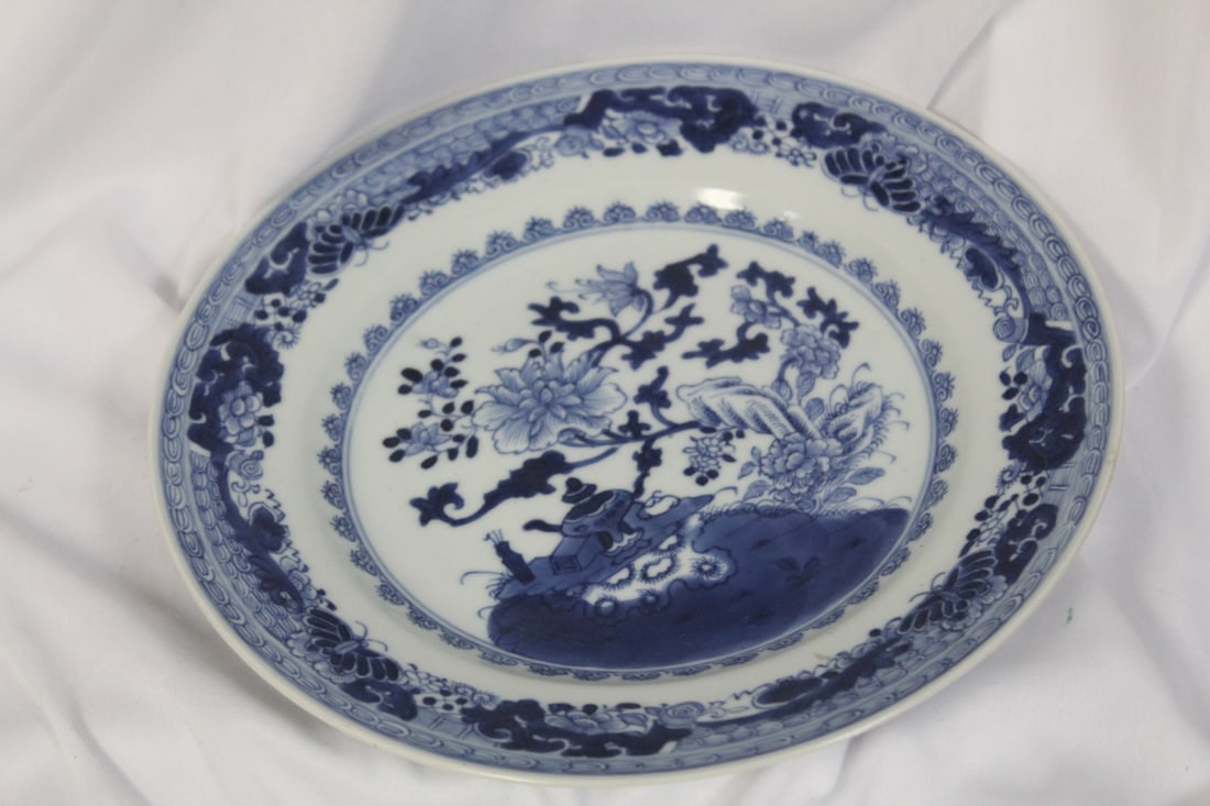 An Antique Chinese Blue and White Export Plate: 18th or 19th century - 9 1/8" in diameter