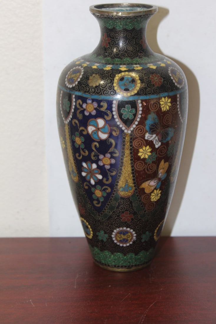 An Antique Japanese Cloisonne Vase: 19th century - 8 inches tall