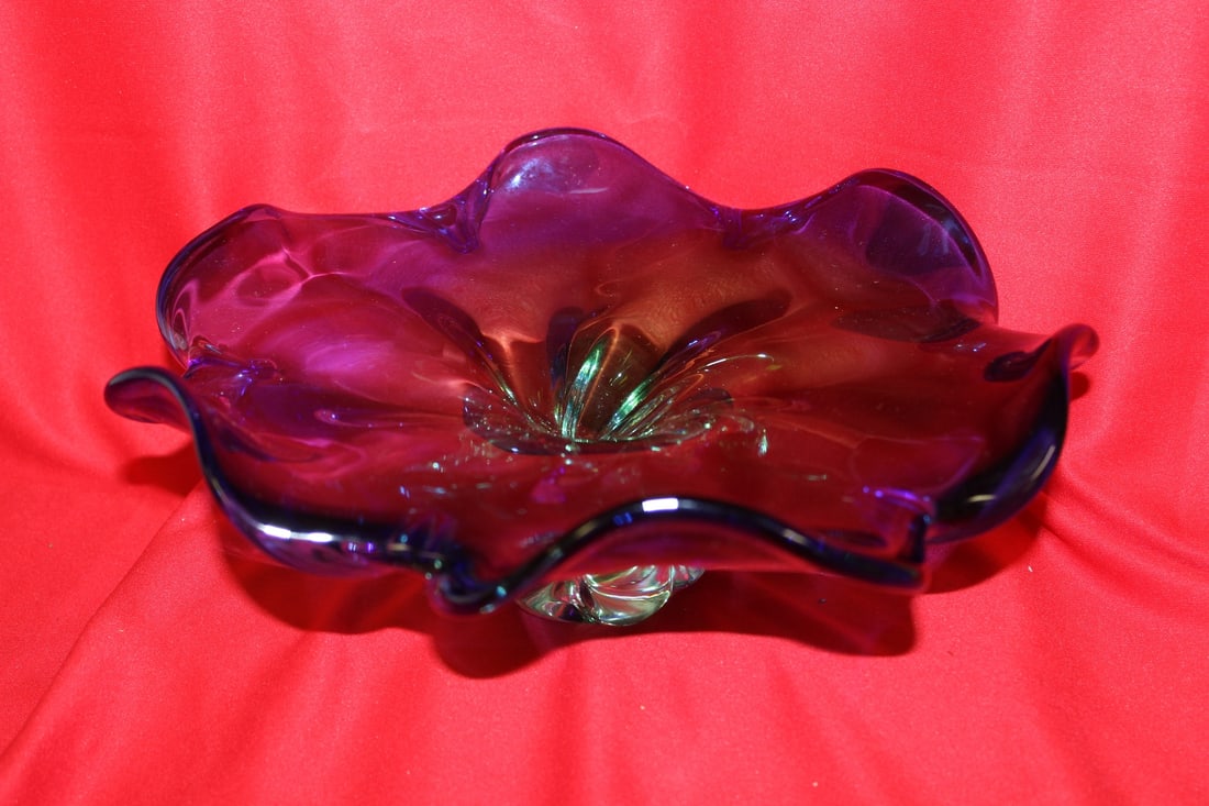 An Art Glass Bowl: 10 1/4" in diameter
