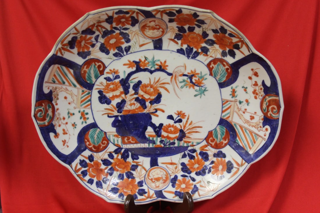 A Large Japanese Imari Oval Platter: 19th century - 14 1/2" in diameter
