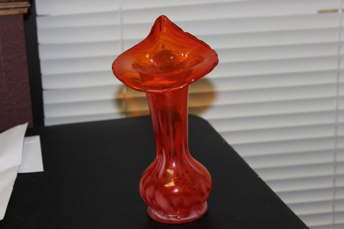 An Artglass Tulip Vase: 8" tall
