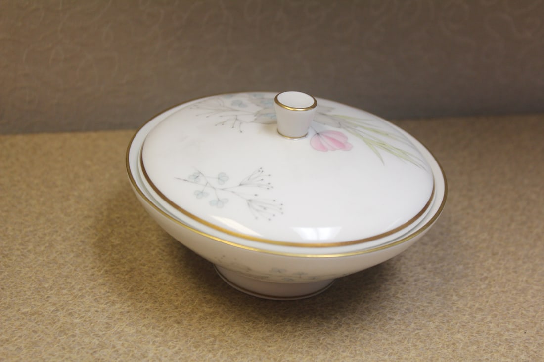 Serving bowl: Rosenthal covered, pariser fruhling Bettina, 4 5/8" in diameter